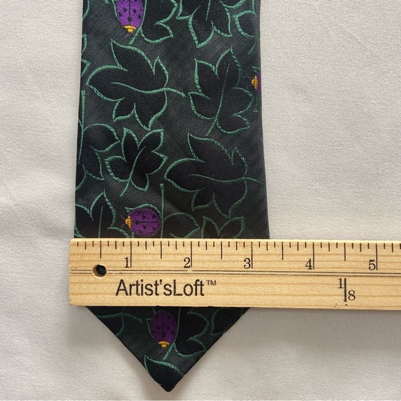 🔔 Hugo boss 100% silk Italian tie green leafs purple lady bugs - Picture 4 of 5
